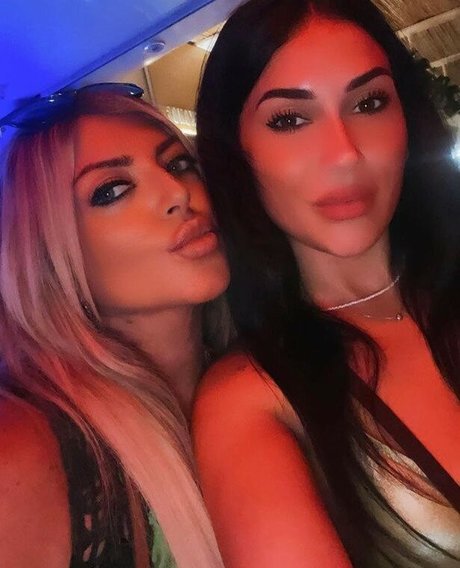 Flaviana Basta étoile chaude archive