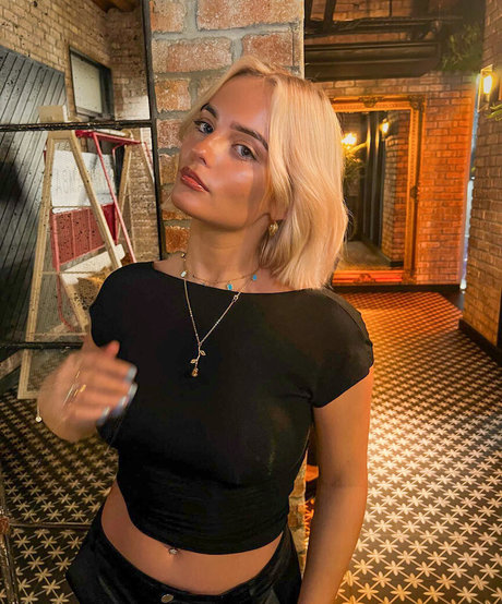 Amelia Eve Gibson model hd photos