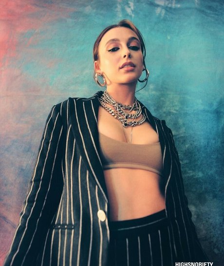 Emma Chamberlain estrella porno agradable foto