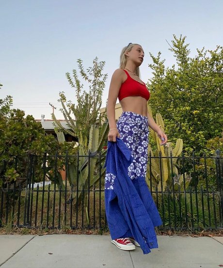 Emma Chamberlain star du porno xxx photos