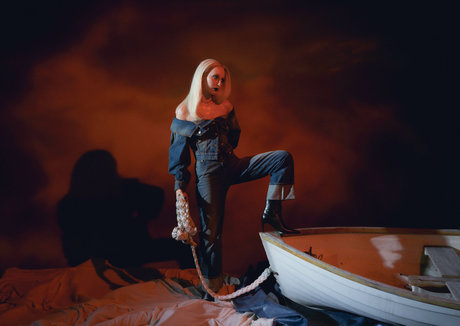 Emma Chamberlain modelo desnudo foto