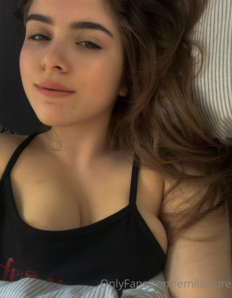 Emiliallure modelo agradable imágenes