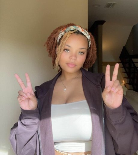 Jaden Alexiis actriz atractiva fotos