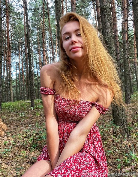 mianaughtygirl star érotique images