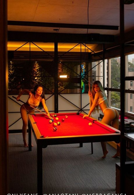 Otani Anna modelo desnudos foto