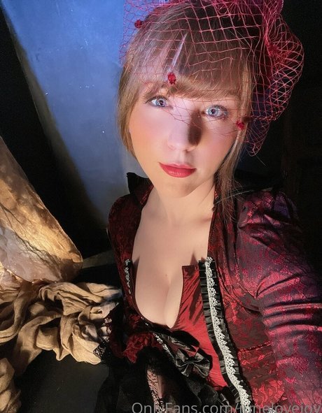 junelovejoy modelo desnuda fotos