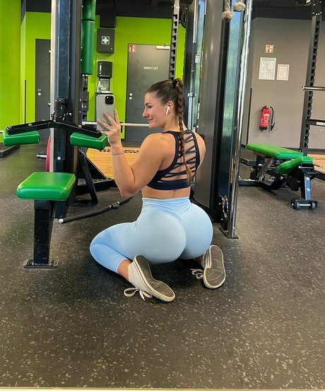 Leonie Kommoss star du porno chaude des photos