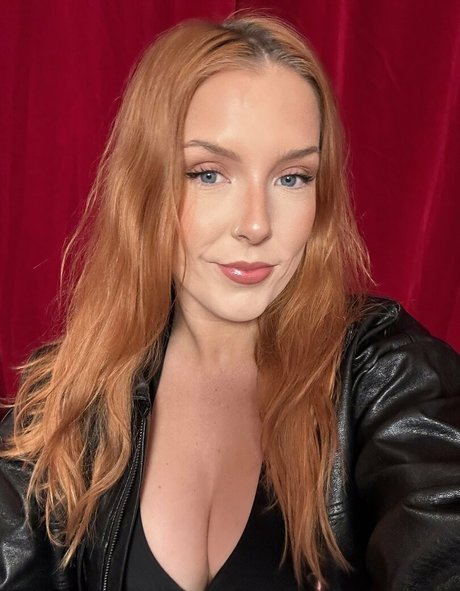 Tannar Eacott actriz caliente foto