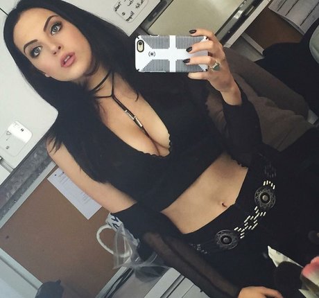 Elizabeth Gillies Miniatura