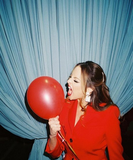 Elizabeth Gillies star érotique image