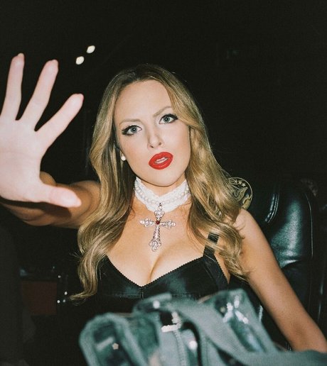 Elizabeth Gillies modelo desnudo archivo