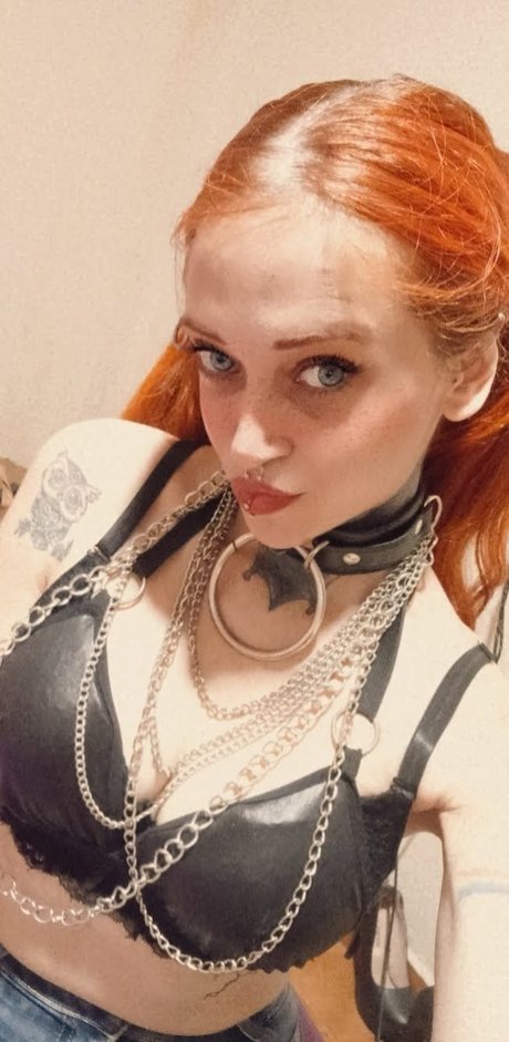 Siniestra naked actress image