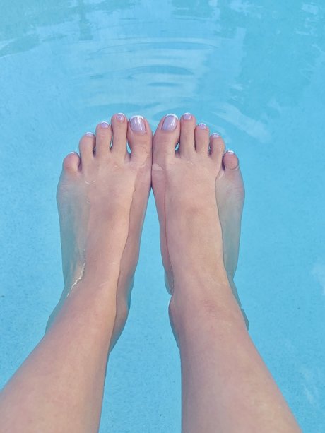 PrettyLeoFeet free model img
