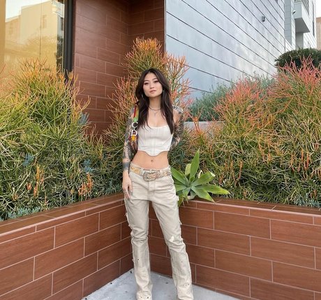 Mae Col modèles nus photos