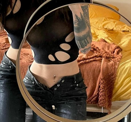 Mae Col erotic model img