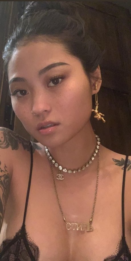 Mae Col modelo desnuda imágenes