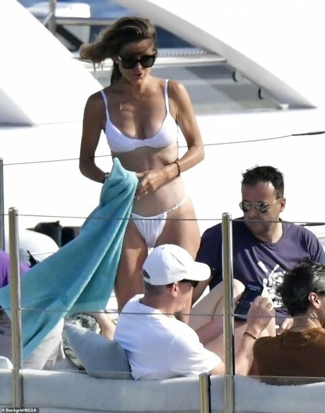 Maria Menounos haut étoile photos