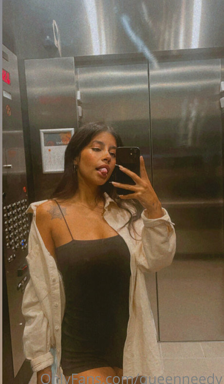 Queenneedy modelo adulto foto