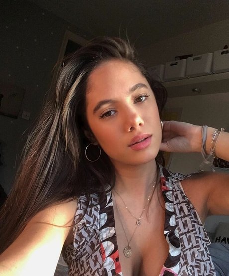 Saoirse Alicia Behzadi star du porno belle archive