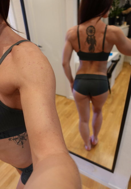 lilystrongfree modelo desnudo fotos