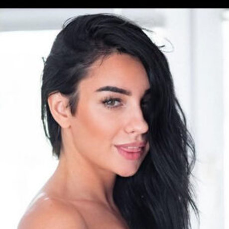 Iinnaaa model free image