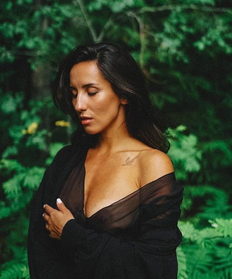 Thais Yoga modèle sexy archive