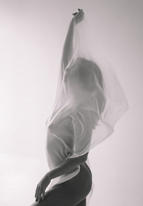 Thais Yoga modelo gratis archivo