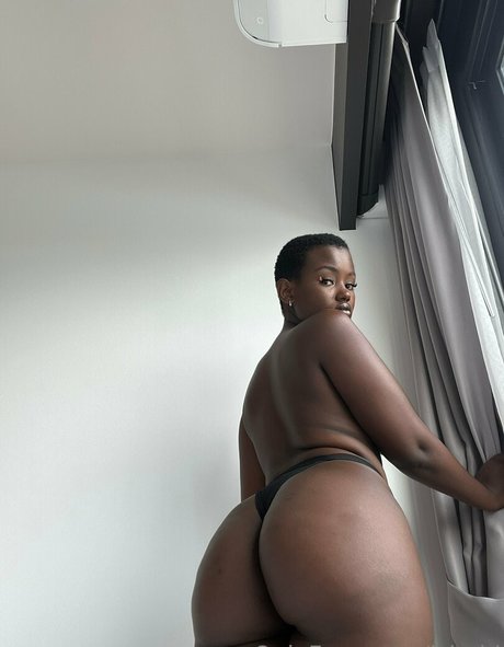 Isimbi arte estrella porno foto