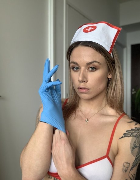 Oliviauncovered modelo agradable archivo