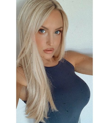 Emma Louise Jones modelo de arte galerías