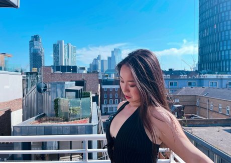 yimingcuriosityofficial estrella atractiva foto