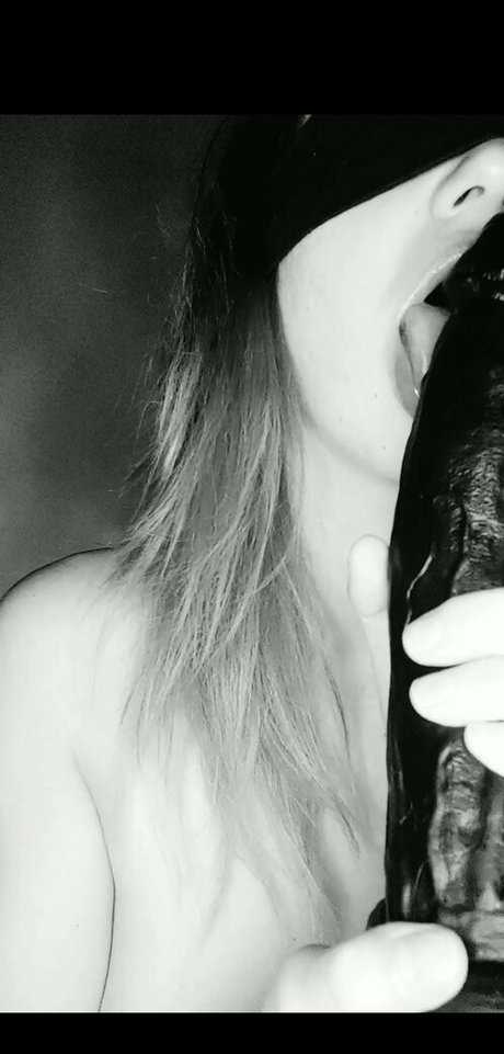 deadpagen estrella desnuda imágenes