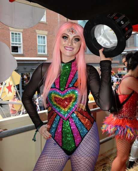 Katie McGlynn actriz de arte fotos