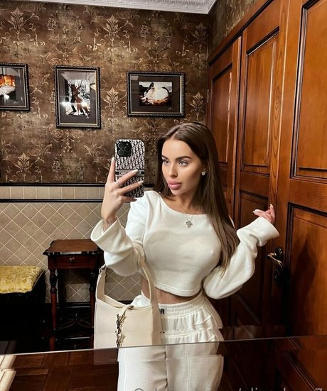 elise luna7 star pornographique img