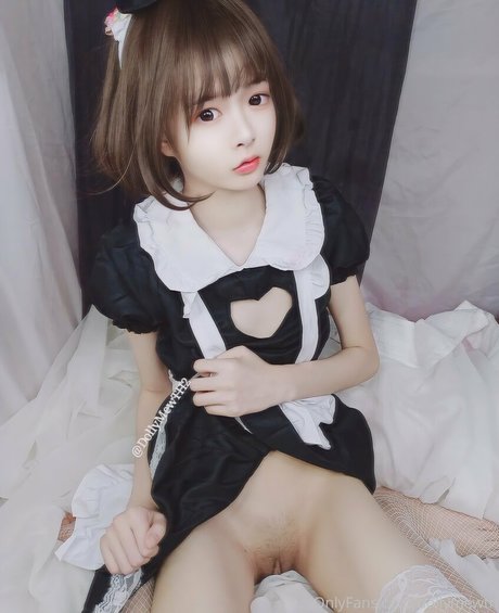 DollyMewTH pornographic model pic