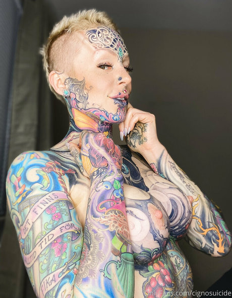 cignosuicide modelo desnudo foto