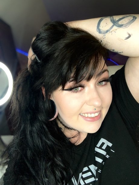 AspenLux pretty pornstar img