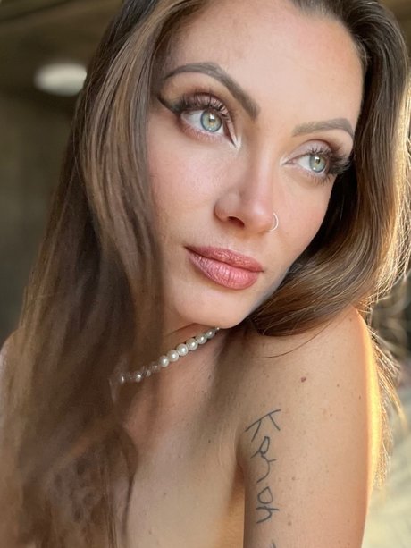 Aleesha high quality actress pictures