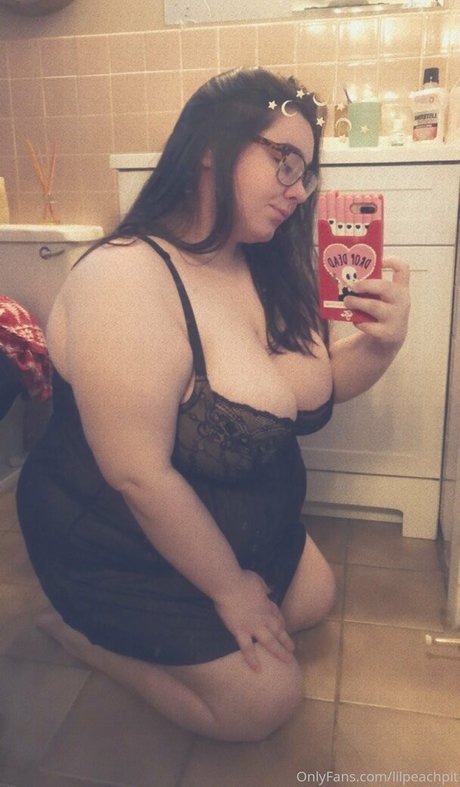 lilpeachpit nice pornstar photo