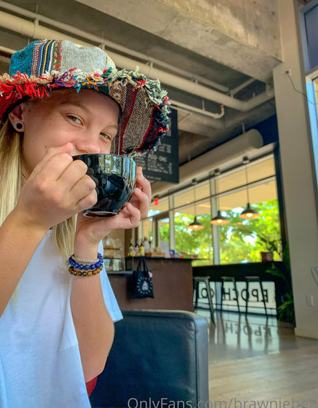 Brawniebee actrice artistique galerie