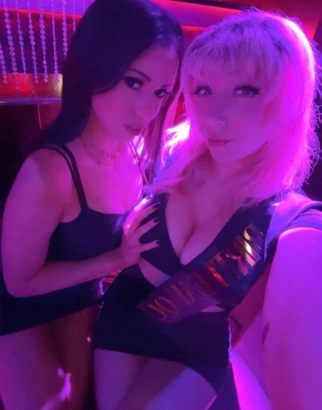 HowToMia hot model gallery