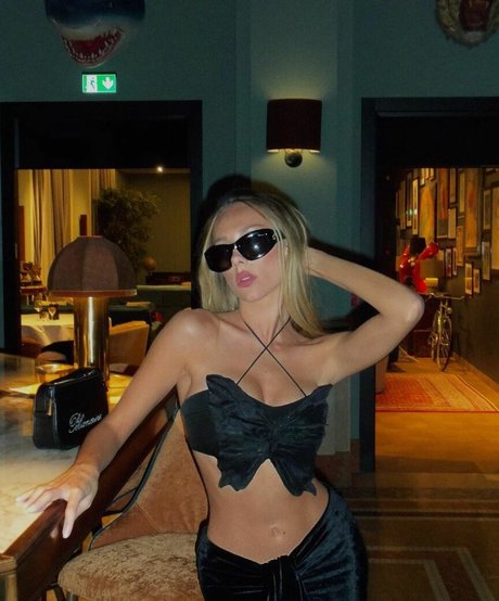 Ester Exposito beau modèle galerie