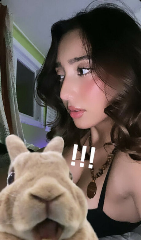 Sabrina Pezeshkian arte modelo imágenes