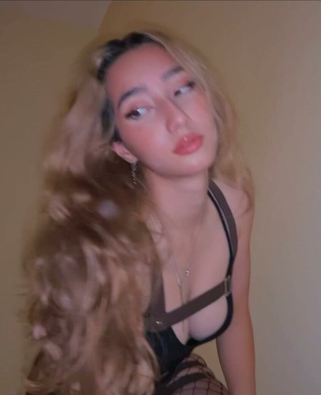 Sabrina Pezeshkian model exclusive pictures