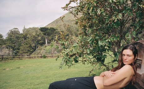 Phoebe Tonkin estrella hermosa archivo