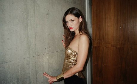 Phoebe Tonkin belle étoile galerie