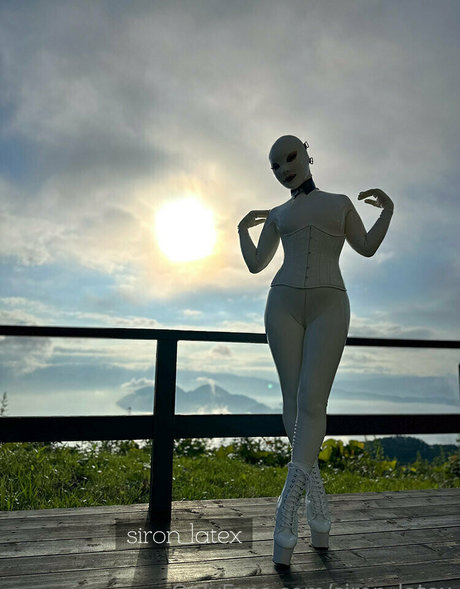 siron latex actrice sexy img
