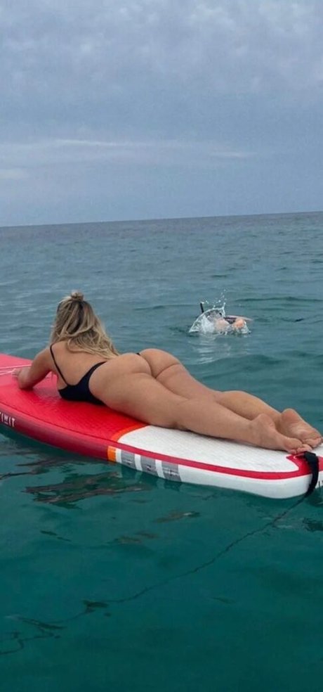 Bebe Rexha estrella porno erótica foto