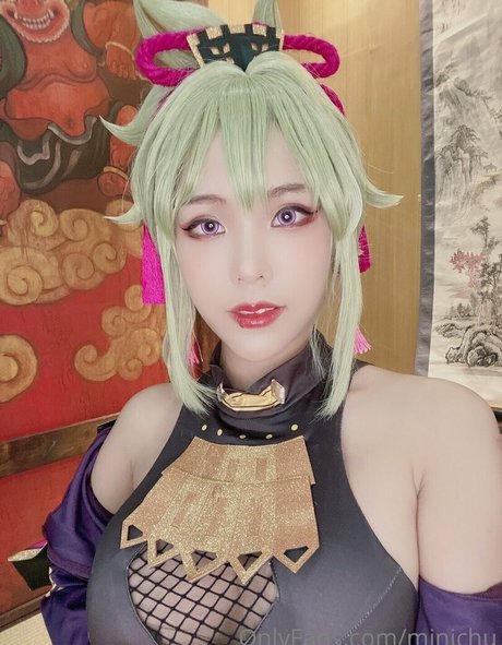 Minichu Thai estrella desnuda foto