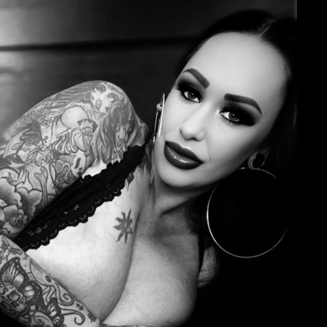 Curvy Mack beautiful model photo